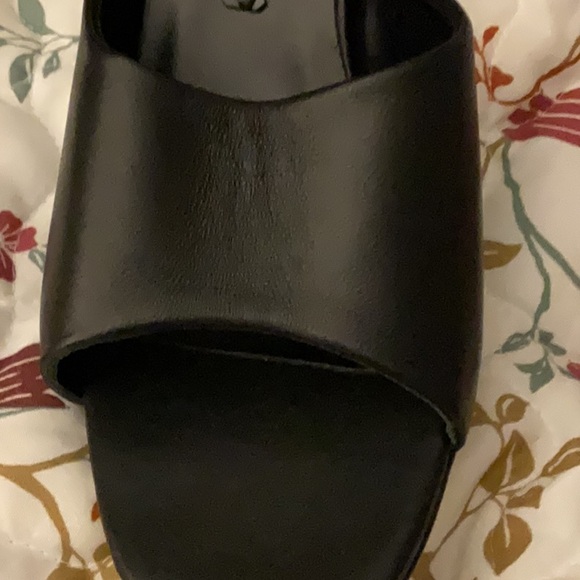 These shoes were gifted to me just too flashy the heel double gg - Picture 5 of 8